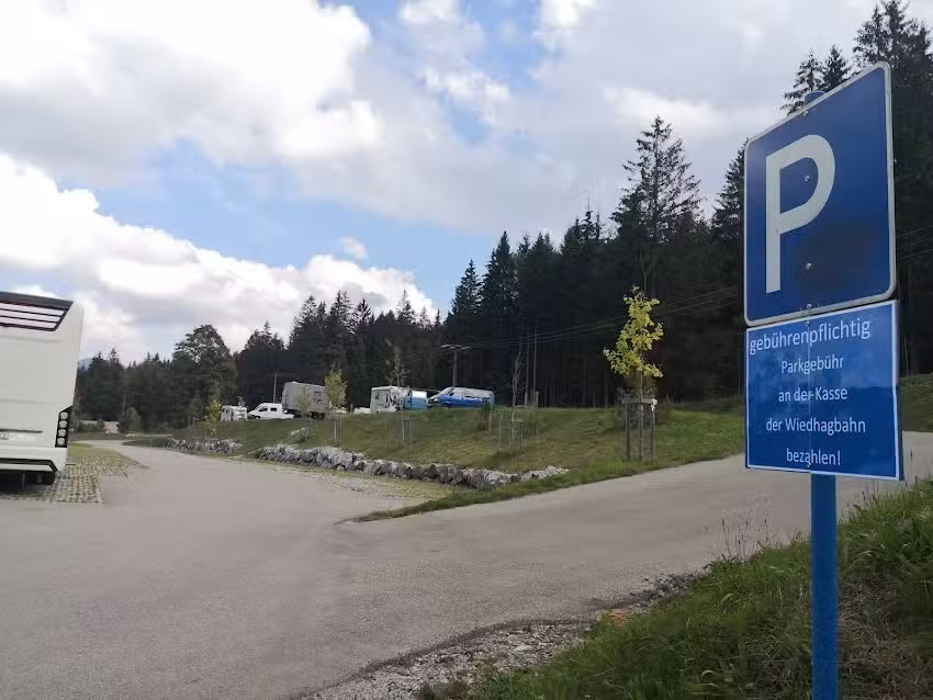 Wohnmobil- und Wohnwagenstellplatz